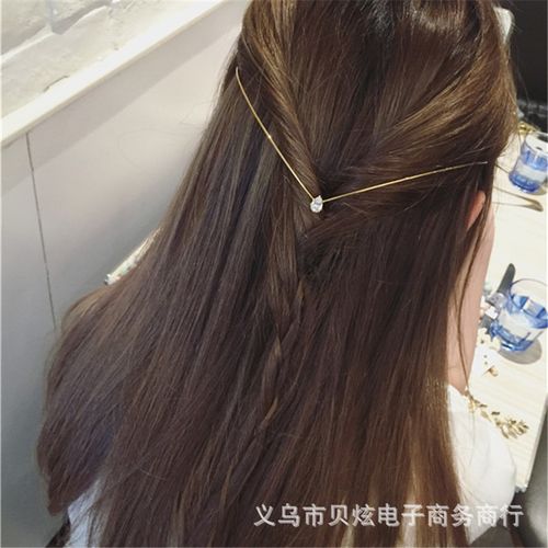 东大门珍珠发箍风靡时尚圈 后置细发带的优雅盘发美学